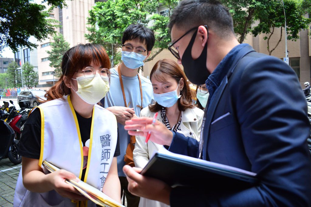 臺北市醫師職業工會：台灣的防疫成果是建立在醫療人員的血汗上嗎？