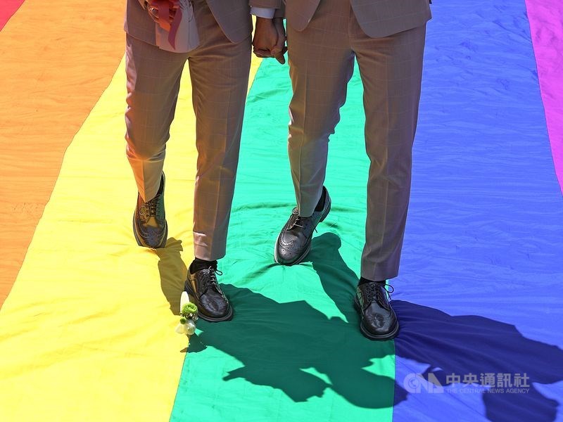 同性婚姻上路24日將滿一年，行政院長蘇貞昌8日表示，行政院民調顯示，民眾同意同性伴侶應享有合法結婚權利者將近5成3。（中央社檔案照片）