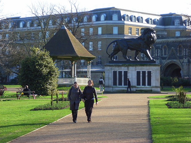 英國雷丁福伯里花園 Forbury Gardens, Reading（圖／Andrew Smith : CC BY-SA 2.0）