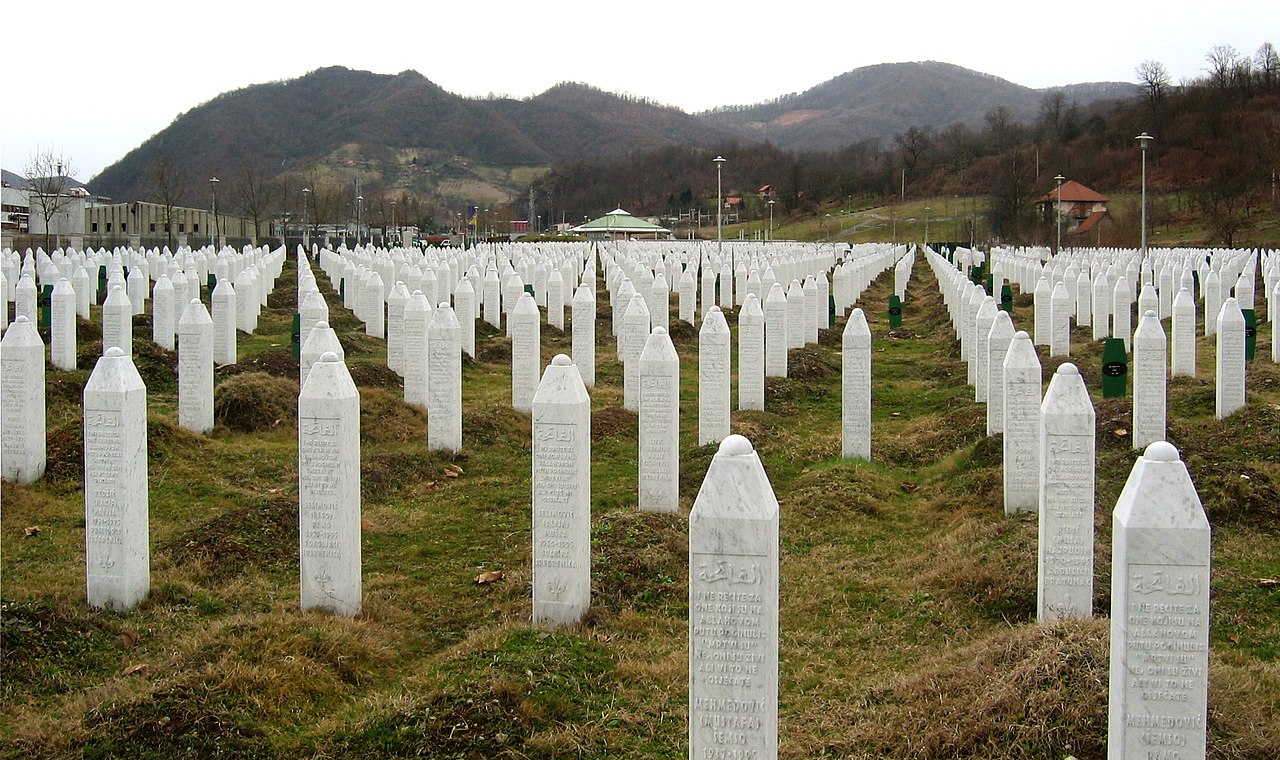 雷布雷尼察（Srebrenica）屠殺的萬人塚（圖／Michael Büker／CC BY-SA 3.0）