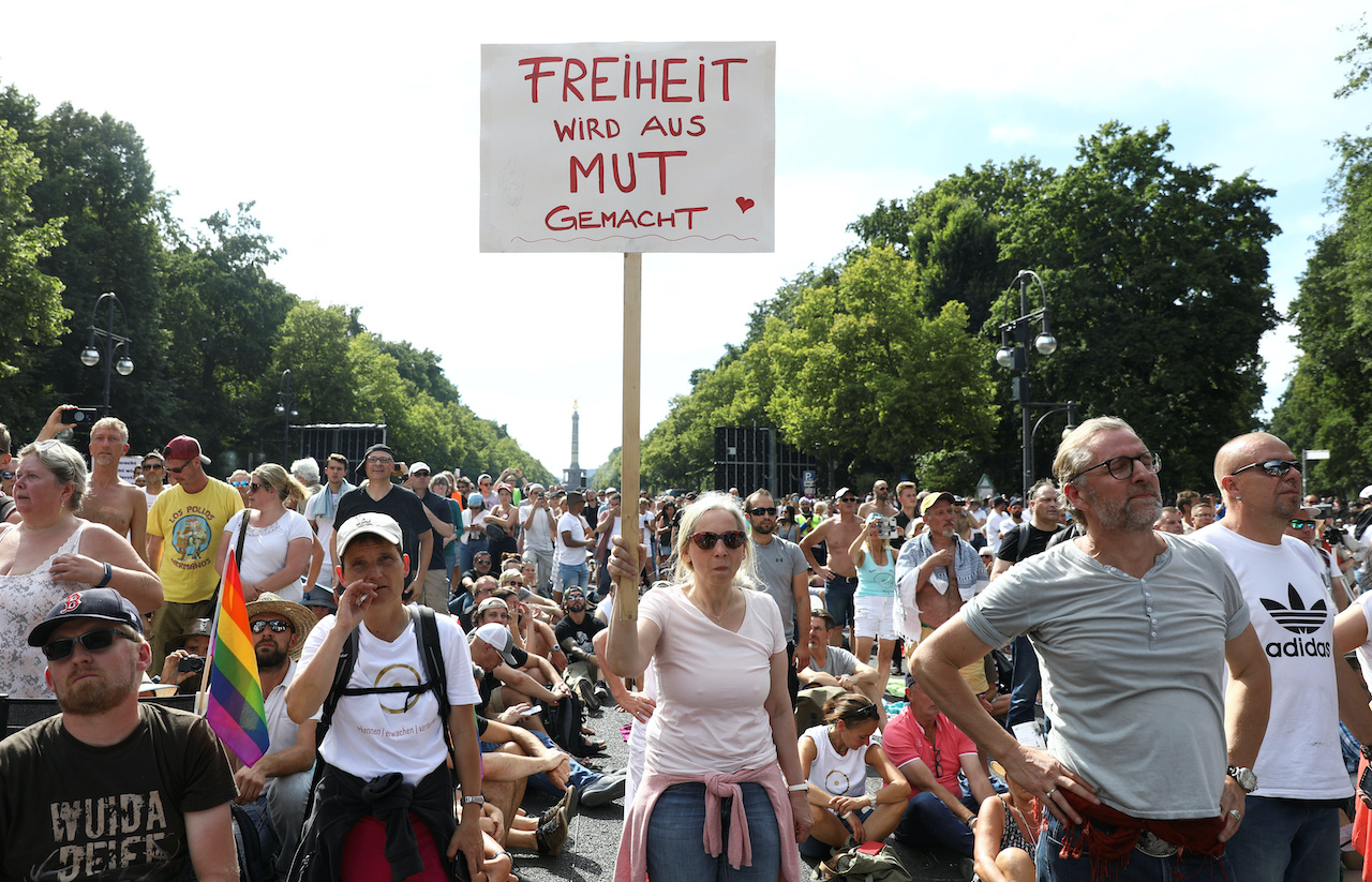 柏林民眾抗議政府的防疫措施，示威者高呼「不自由，毋寧死」（圖／Christian Mang／路透社．達志影像）