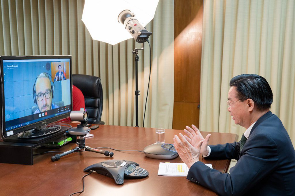 吳釗燮部長接受捷克電視台專訪。