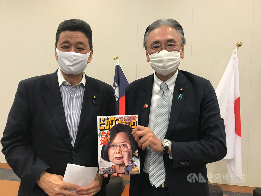 日本首相安倍晉三胞弟眾議員岸信夫（左）、自由民主黨眾議員古屋圭司7日拿著以蔡英文總統為封面的漫畫周刊給媒體拍照。