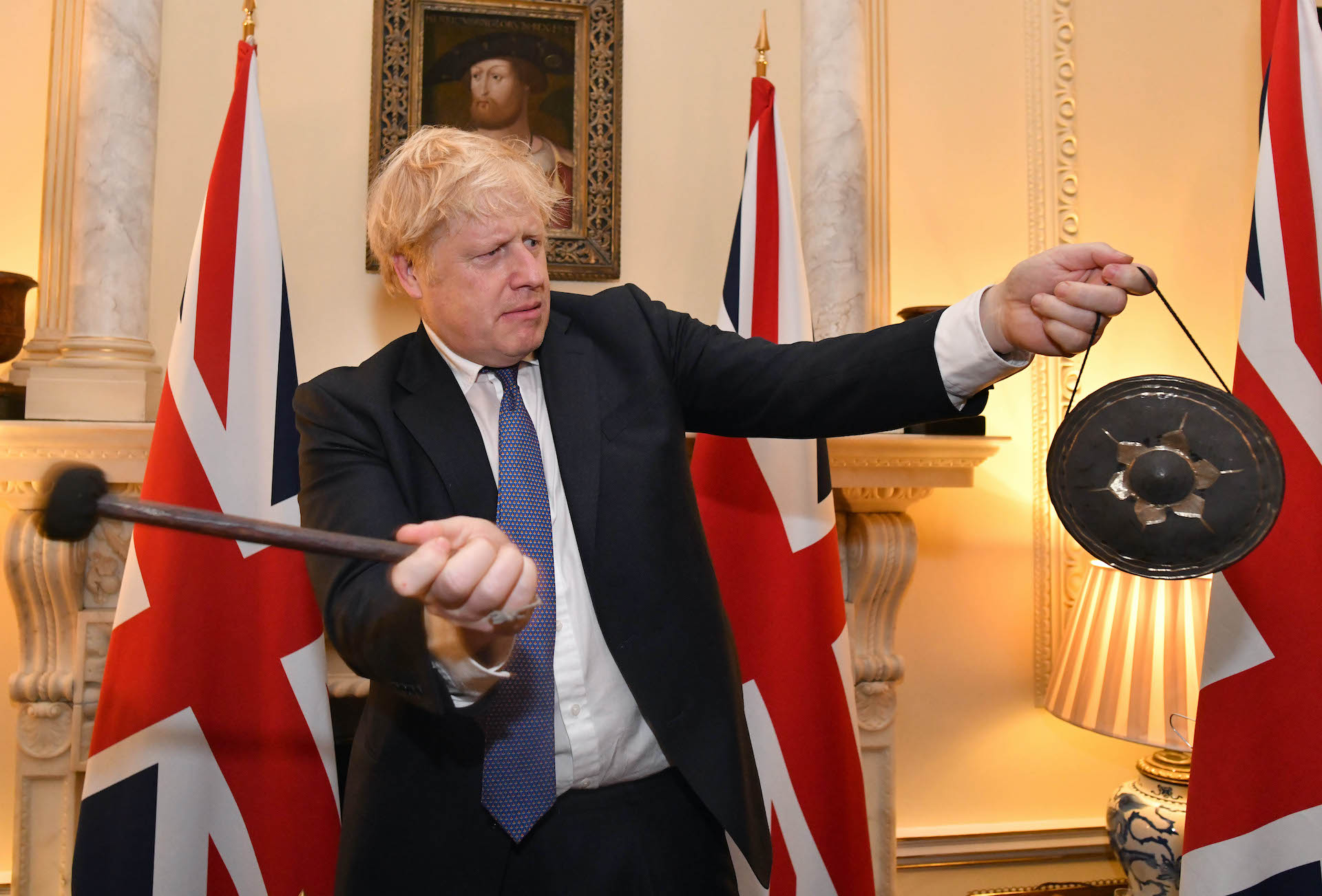Boris Johnson 在2020年1月31日脫歐前夕在唐寧街敲小銅鑼（圖／Number 10／CC BY-NC-ND 2.0）