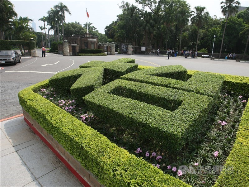 台大學生會呼籲保留媒體採訪權，將臺大各項重大決策公開透明。 （圖／中央社）