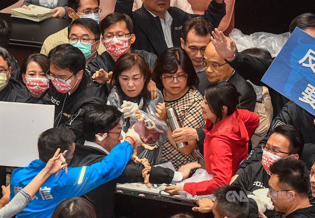 行政院長蘇貞昌27日第13度赴立法院施政報告，國民黨團仍祭出杯葛手段阻擋，朝野立委爆發推擠，國民黨立委朝台上丟豬皮與內臟。