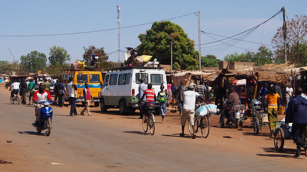 Burkina Faso-Gare_routiere_Sapouy_2013布吉納法索（圖／Sputniktilt／CC BY-SA 3.0）