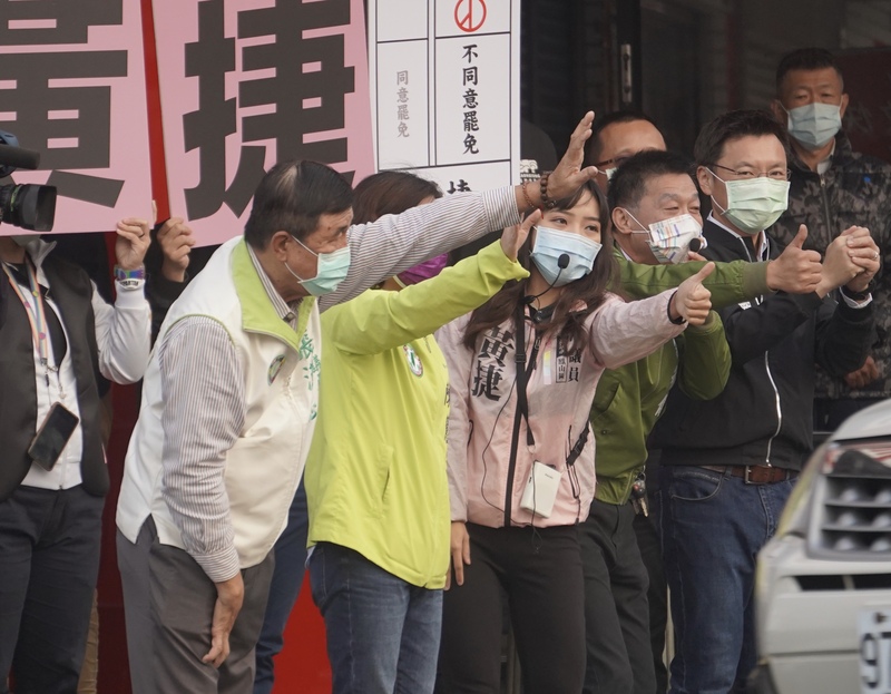 上午高雄民進黨立委與議員在路口聲援黃捷，宣傳反罷免。圖／中央社。