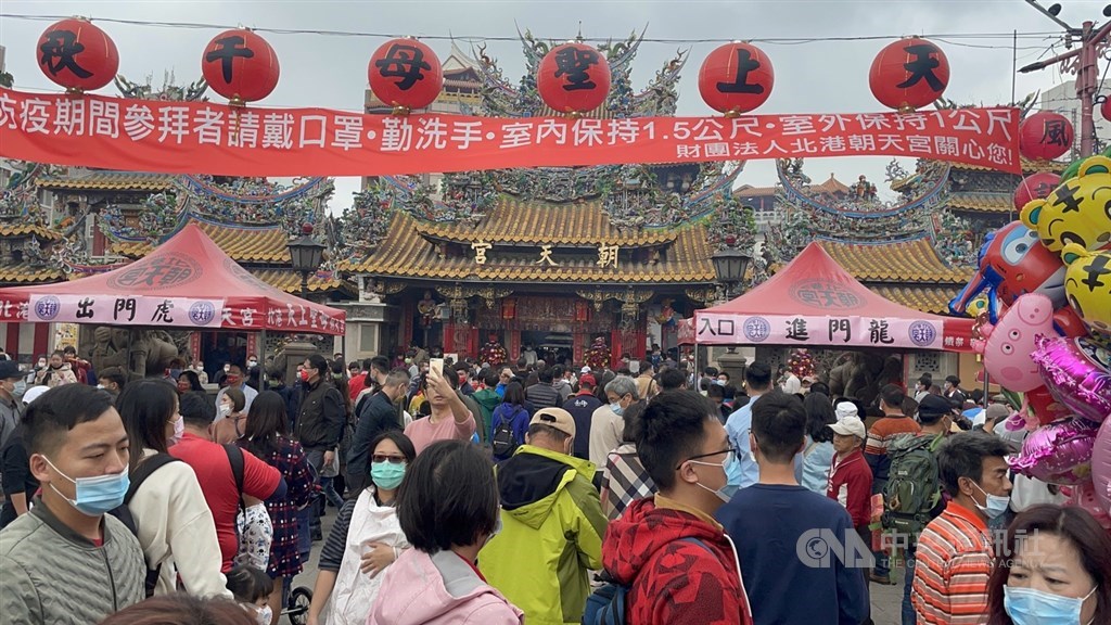 按民間傳統習俗大年初一走春，民眾紛紛到廟宇上香祈福，雲林縣北港朝天宮12日湧入大批人潮，人人配合防疫配戴口罩，廟方也加強防疫措施。中央社記者姜宜菁攝 110年2月12日