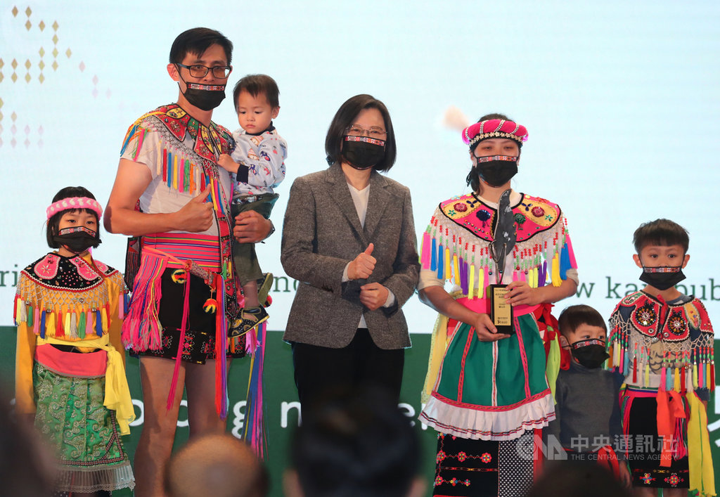 原住民族委員會20日在台北圓山大飯店舉辦「世界母語日－原住民族語言發展會議」，總統蔡英文（中）出席頒獎給對原住民族語言復振有貢獻者及家屬。中央社記者王騰毅攝 110年2月20日