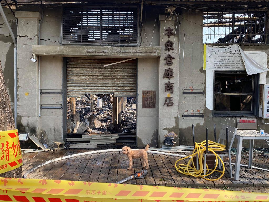 本東倉庫不幸遭到燒燬，高雄市市長陳其邁承諾在一年內重建完畢。 （圖／取自：https://www.facebook.com/thisischinlunlee/posts/1626338497756173）