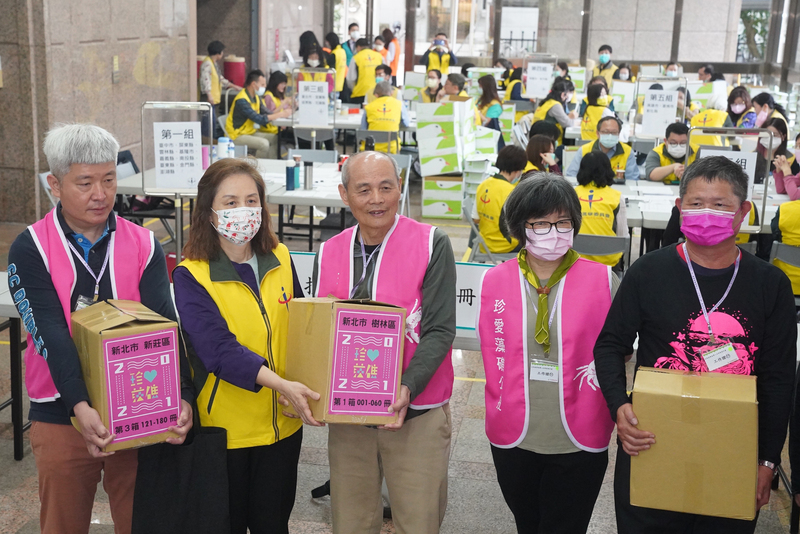 今（18）日珍愛藻礁公投連署書送件中選會。圖／中央社。