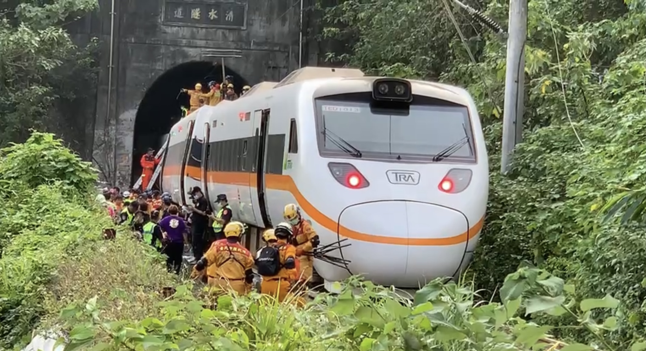 搜救人員正在太魯閣號事故現場，盡全力搶救傷患。（圖／行政院）