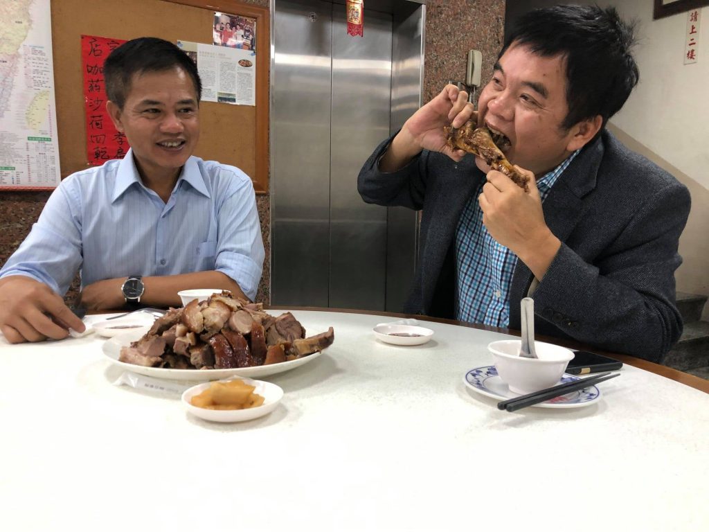 莊瑞雄立委，強調萬巒豬腳使用台灣豬才能做出好口味，業者根本沒有使用進口豬肉的理由，要求國民黨與李德維道歉。 （圖／莊瑞雄臉書）