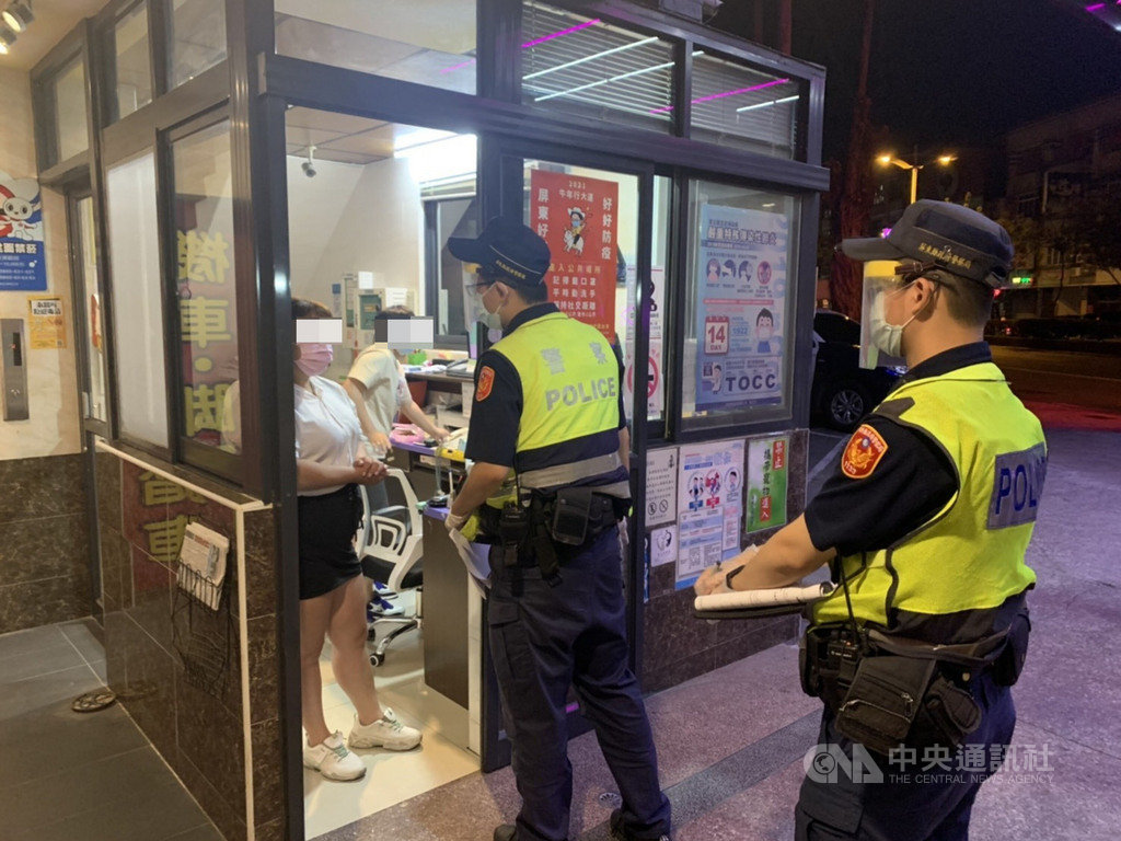 武漢肺炎疫情全國第3級警戒，屏東縣警方針對轄內汽車旅館進行稽查，並呼籲民眾如發現可疑情事，應立即通知警方。（潮州警分局提供）中央社記者郭芷瑄傳真 110年5月21日