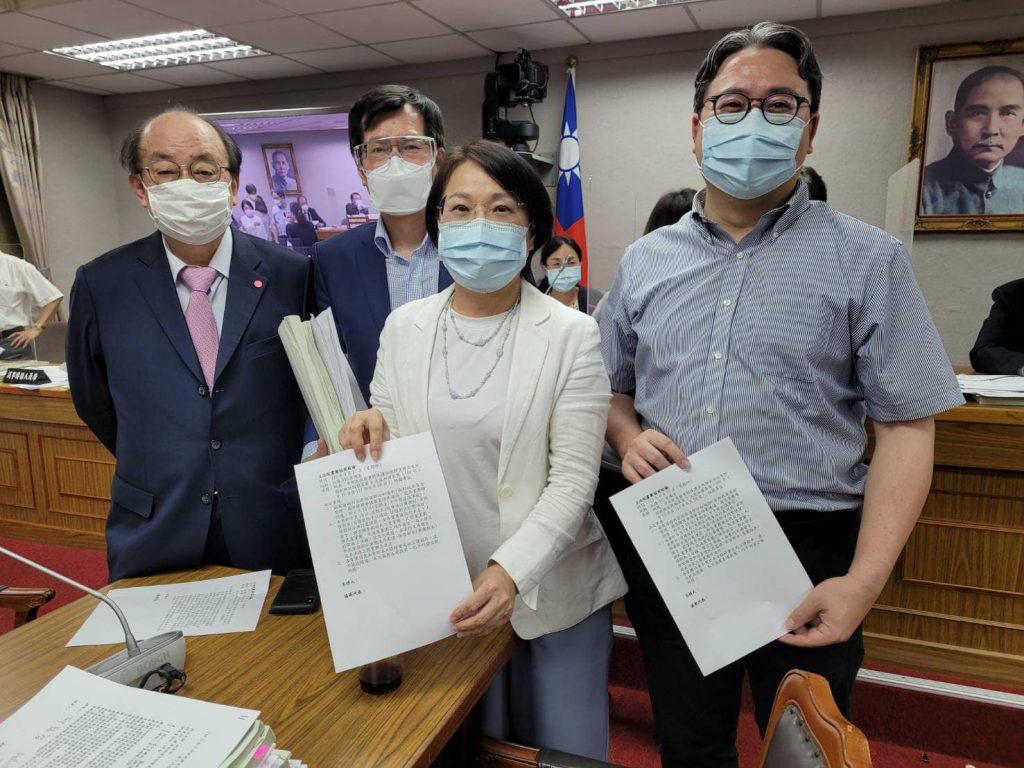 民進黨黨團認為,不在籍投票的議題涉及到憲法,不應該急就章,必須好好討論。 (圖/柯建銘臉書)