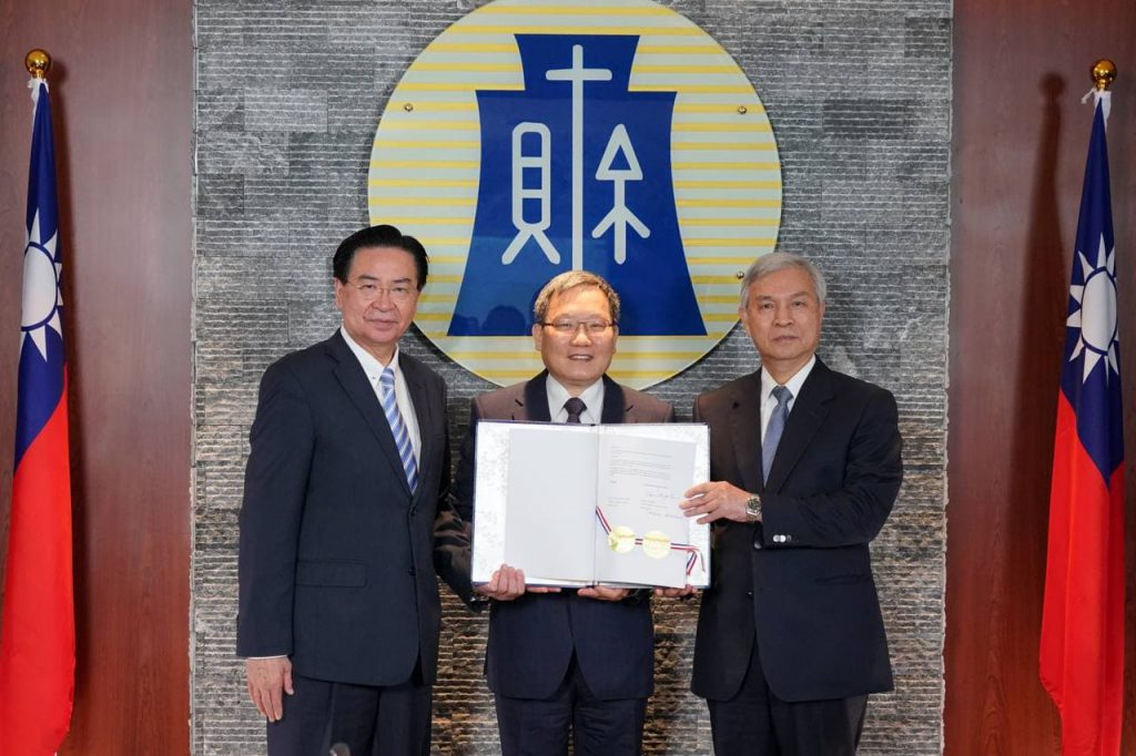 圖說二:左起:外交部長吳釗燮、財政部長蘇建榮、中央銀行總裁楊金龍。 (圖/外交部)