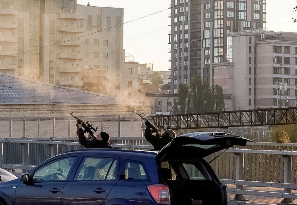 烏克蘭警方在基輔對無人機射擊。(圖/中央社)
