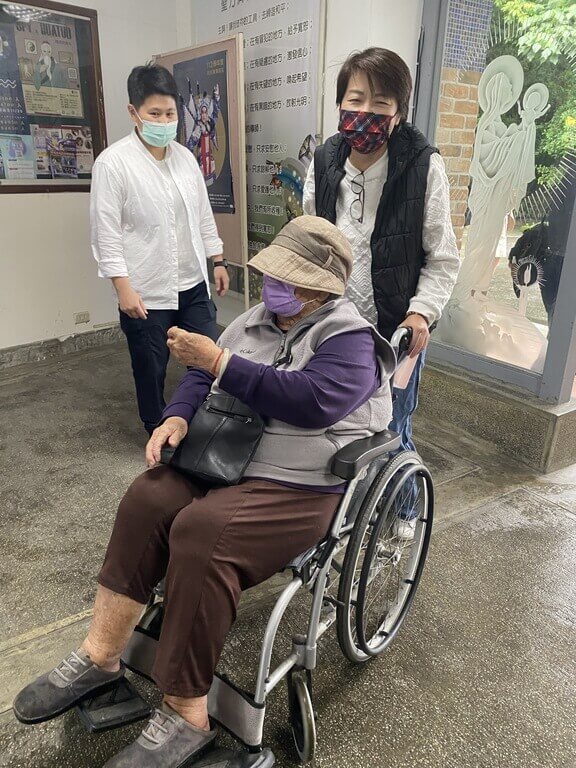 黃珊珊上午與93歲母親一同現身投票所，表示自己就像是考生，，平日準備才是重要的，今日就輕鬆等待考試結果／圖：中央社提供