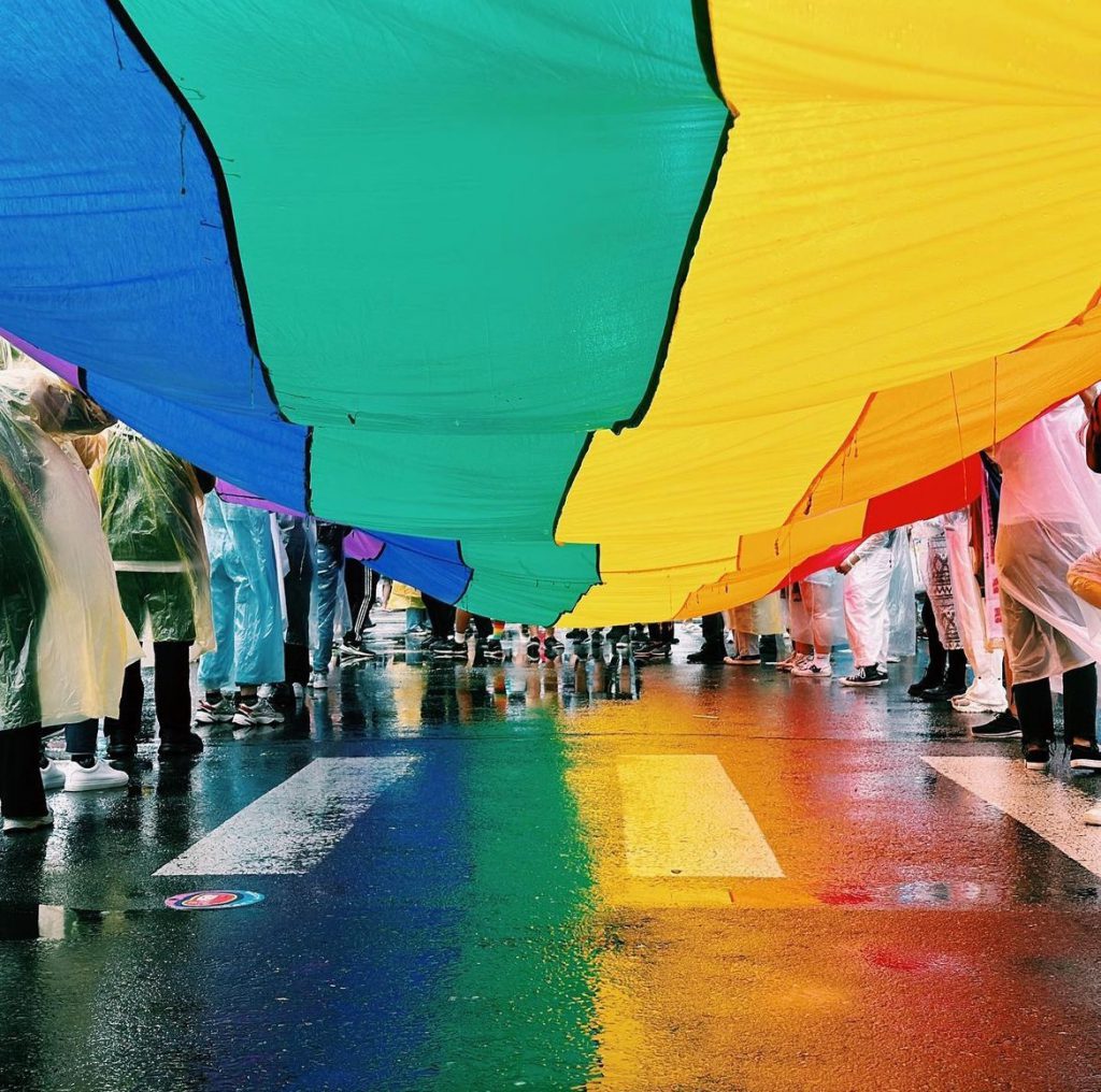 專法通過四年後，正式宣布開放跨國同性婚姻，未來除了中國同性伴侶，其餘跨國及港澳伴侶均准予結婚登記／圖：彩虹平權大平台
