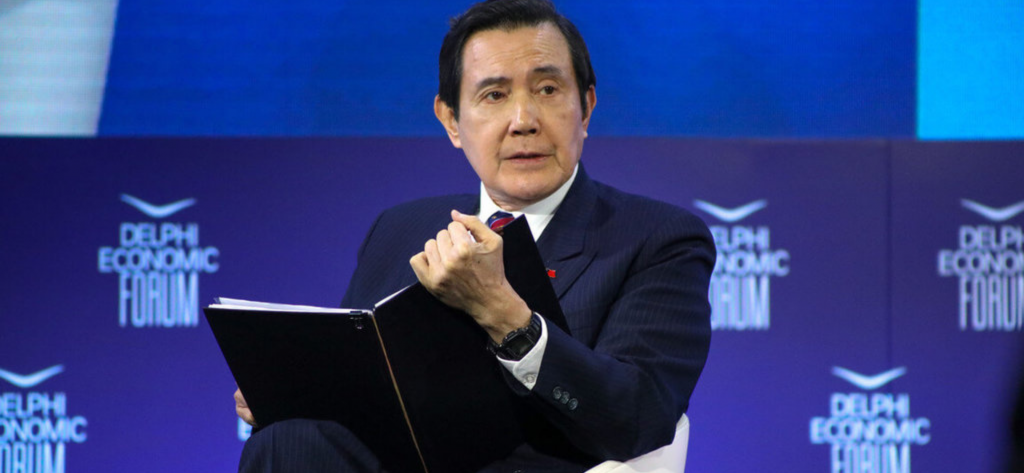 馬英九認為九二共識與中華民國的憲法密切相關,蔡英文的兩國互不隸屬言論,違反了在 2016 年宣誓就職時做出的遵守憲法的承諾,應作出糾正和道歉 (圖/馬英九辦公室提供)