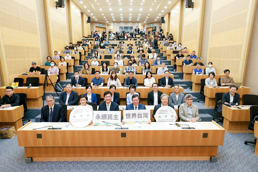 中研院社會所的國民認知趨勢調查顯示, 絕大多數民眾都認為「國家安全」、「國家主權」比「經濟利益」還重要,且年輕人對國家主權的關注度,在近年明顯上升。/圖:青平台基金會提供