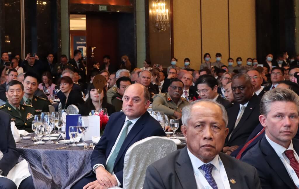 「香格里拉對話」亞洲安全會議在新加坡登場，美國國防部長奧斯汀（圓桌最右側非裔者）與中國防長李尚福（左 1）在晚宴同桌。／圖：中央社
