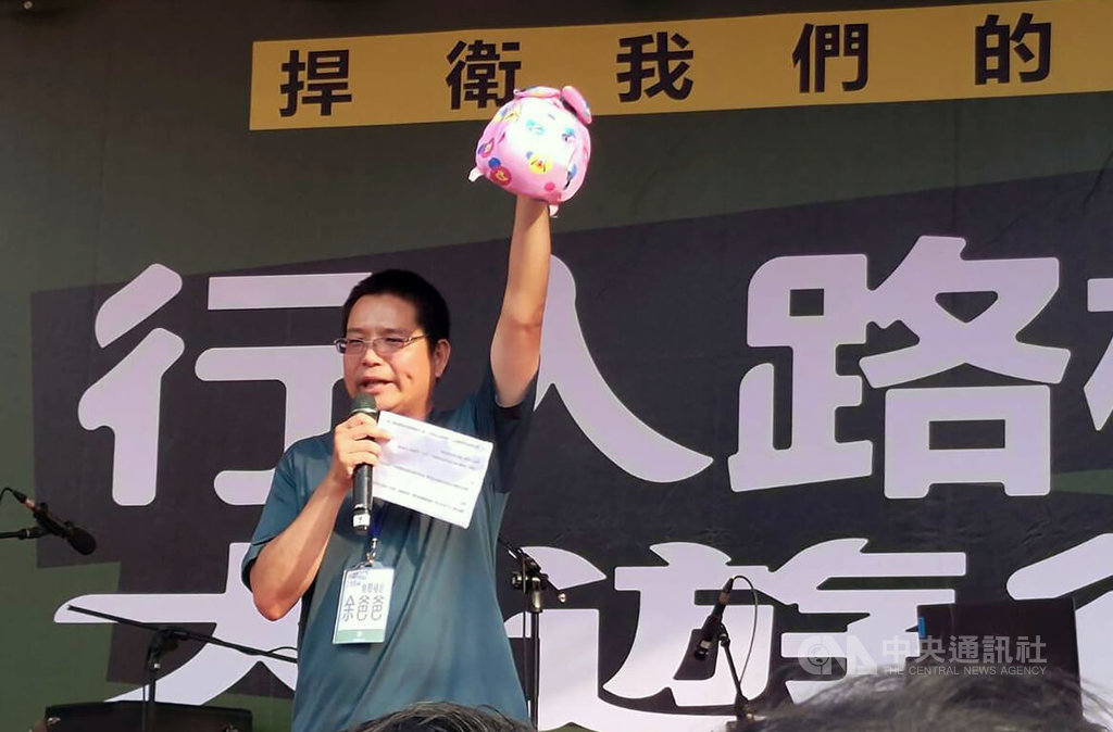 台南車禍喪命女童的父親也前來遊行現場,呼籲政府做出更多行動,讓大家有平安回家的路。/圖:中央社