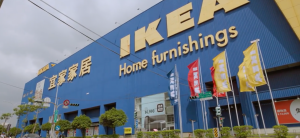 台灣 IKEA 於粉專上發出一系列的地區諧音梗，「逮八人」（台北人）的圖片，遭粉專「香港企業監察」發文指控是在諷刺香港警察，IKEA 隨後便將該貼文刪除。