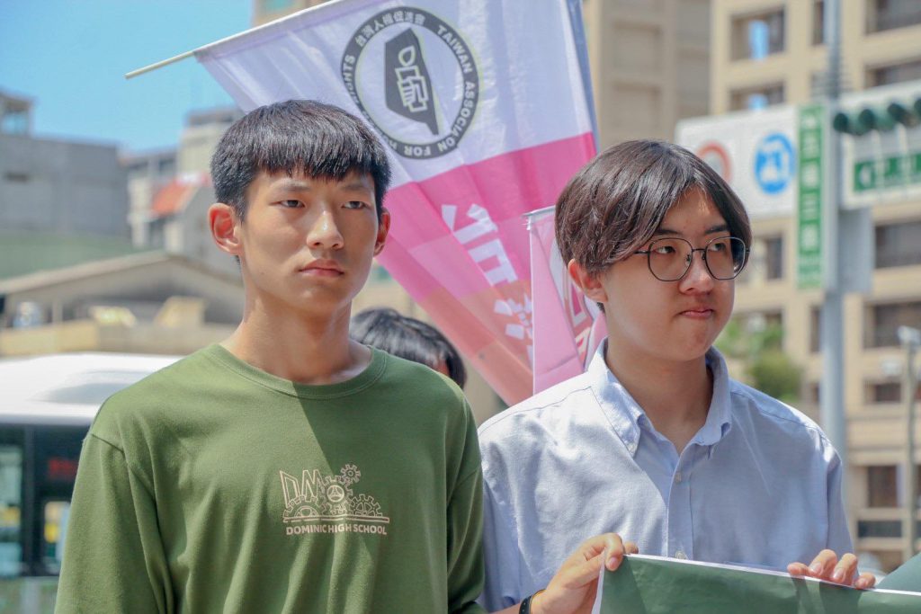 「下一代學生行人路權聯盟」的總召為王晉謙、游立維兩名來自高雄的高中生。/圖:下一代學生行人路權聯盟臉書
