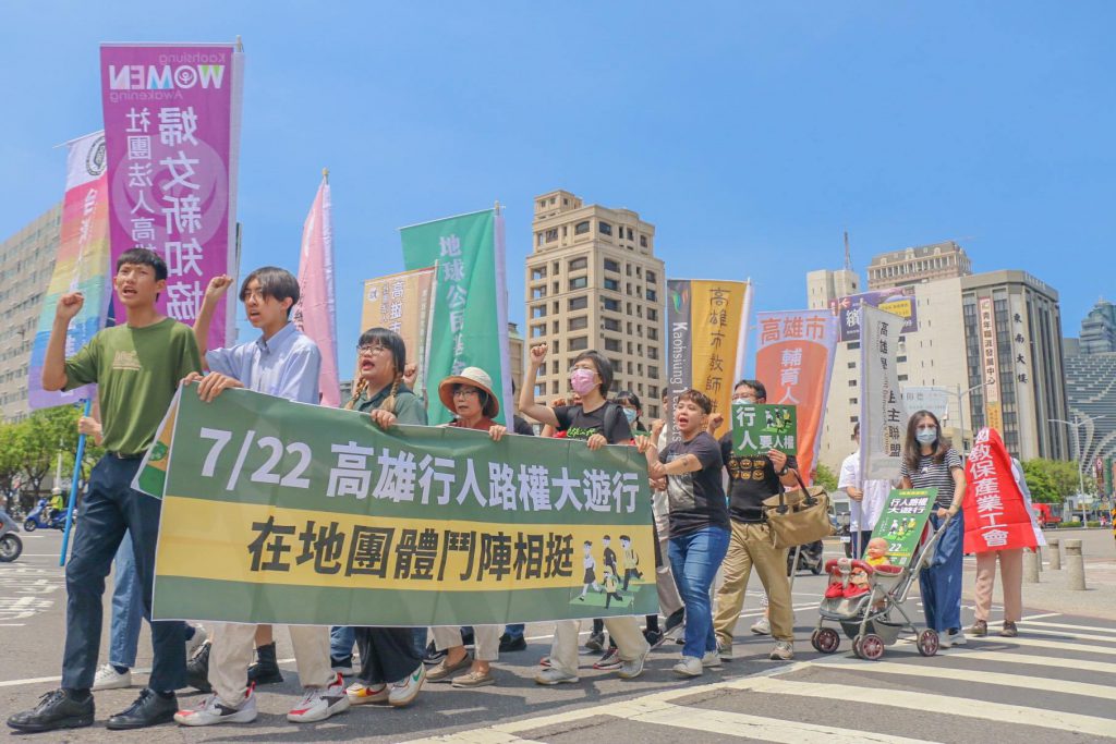 高雄市政府承諾，會大力推動友善且安全的行人環境，並以年增 95% 比例編列 112 年預算共 10.6 億元，持續不怠推動行人安全改善工作。／圖：下一代學生行人路權聯盟臉書