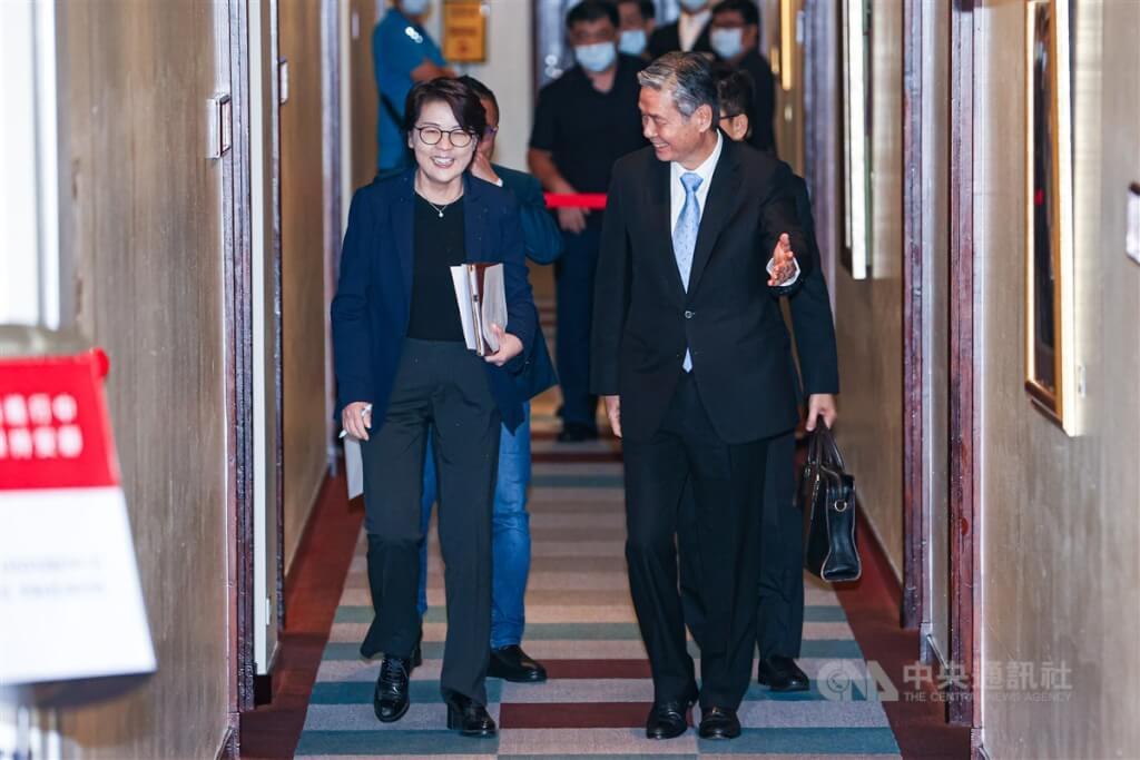 金溥聰(右)質疑,採電話民調恐有灌票問題,若親自去到投票所,以及實名制、驗身分證投票等配套措施,灌票風險應較低。/圖:中央社