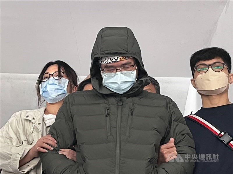 臉書粉專「Linbay 好油」自導自演被恐嚇案,版主林裕紘今(7)日返國,由桃園警方偵訊後已在下午移送桃檢複訊。/圖:中央社