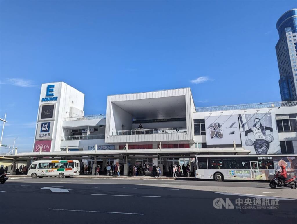 基隆市府於 31 日凌晨率領 10 幾名員警及多名黑衣人，強行進入 NET 在東岸廣場經營的商場。　（圖／中央社）