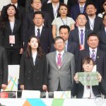 台灣基進黨主席王興煥拒絕於唱中華民國國歌時起立，更舉起台灣獨立旗幟，表達其拒絕認同中華民國的態度。／圖：Newtalk記者張良一攝