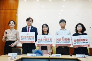 經濟民主連合、時代力量、台灣基進、綠黨共同召開「資安即國安！台版 TikTok 法案別再等」記者會，呼籲行政機關與朝野各黨，正視 TikTok 對於台灣社會資安與國安的威脅，儘速提出台版 TikTok 法案。　（圖／台灣基進提供）