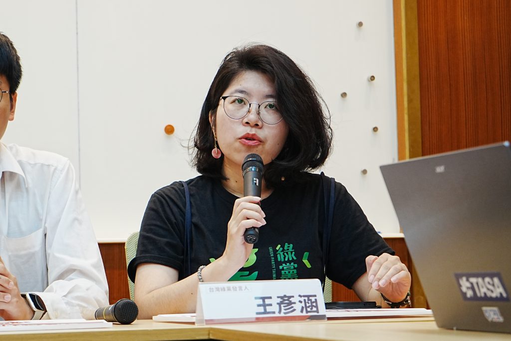 綠黨發言人王彥涵說,TikTok 的演算法,極可能被操控用於推廣親中共的言論,極端放大台灣原有的爭論議題。這種行為嚴重違背了綠黨的核心價值「參與式民主」原則,即保證不同聲音的自由表達。/圖:聯合記者會共同提供