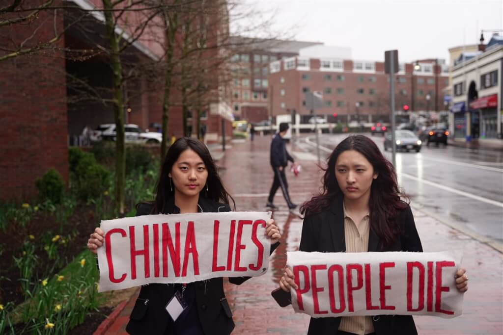 來自西藏的哈佛抗議學生次仁央金(右)表示,那名使用暴力的中國研究生在事後接近她並詢問抗議者的名字,隨後還跟蹤她,讓她在校園中感到恐懼。/圖:抵抗中共學生聯盟提供