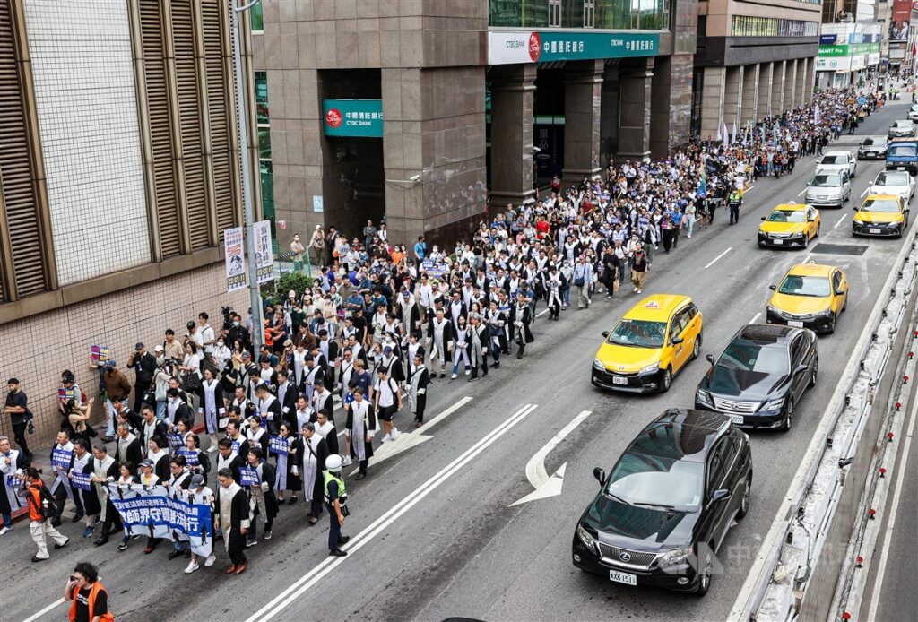 針對國民黨立委翁曉玲日前提出《憲法訴訟法》修正案, 153 名律師認為無法坐視這場癱瘓台灣民主法治的憲法訴訟法修法提案三讀通過,因此於 16 日發起「拒絕憲訴法修惡,1116 律師界守護憲法遊行」。/圖:中央社