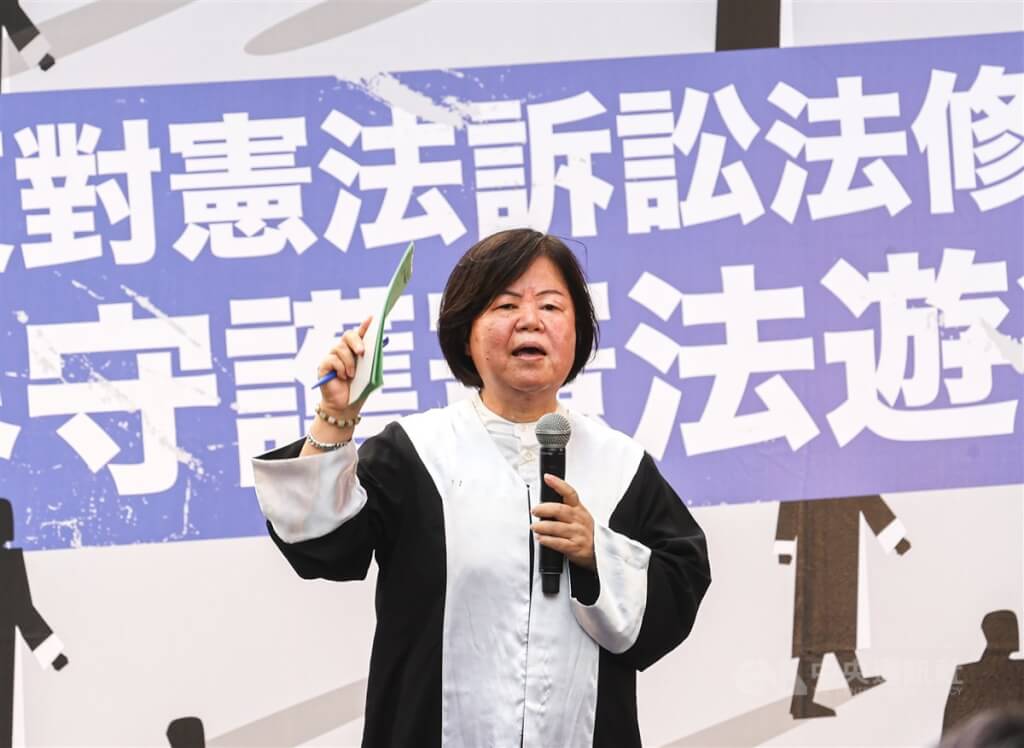 馬英九總統時期提名的前大法官黃虹霞表示,立法委員沒有權利癱瘓大法官、不可以暫停人民的憲法訴訟權,修法提高做出憲法裁判的同意人數門檻,可能會眼睜睜看著人民被冤枉。/圖:中央社