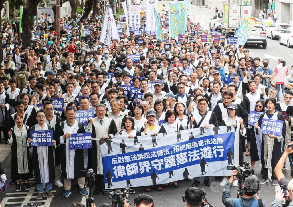遊行發起律師之一的林俊宏表示,若修法通過,將實質造成憲法法庭癱瘓,大法官受理 95% 以上都是人民聲請,憲法法庭癱瘓代表人民權利無法被伸張,希望朝野立委堅決否定修法,不要繼續推動毀憲亂政的法案。/圖:中央社