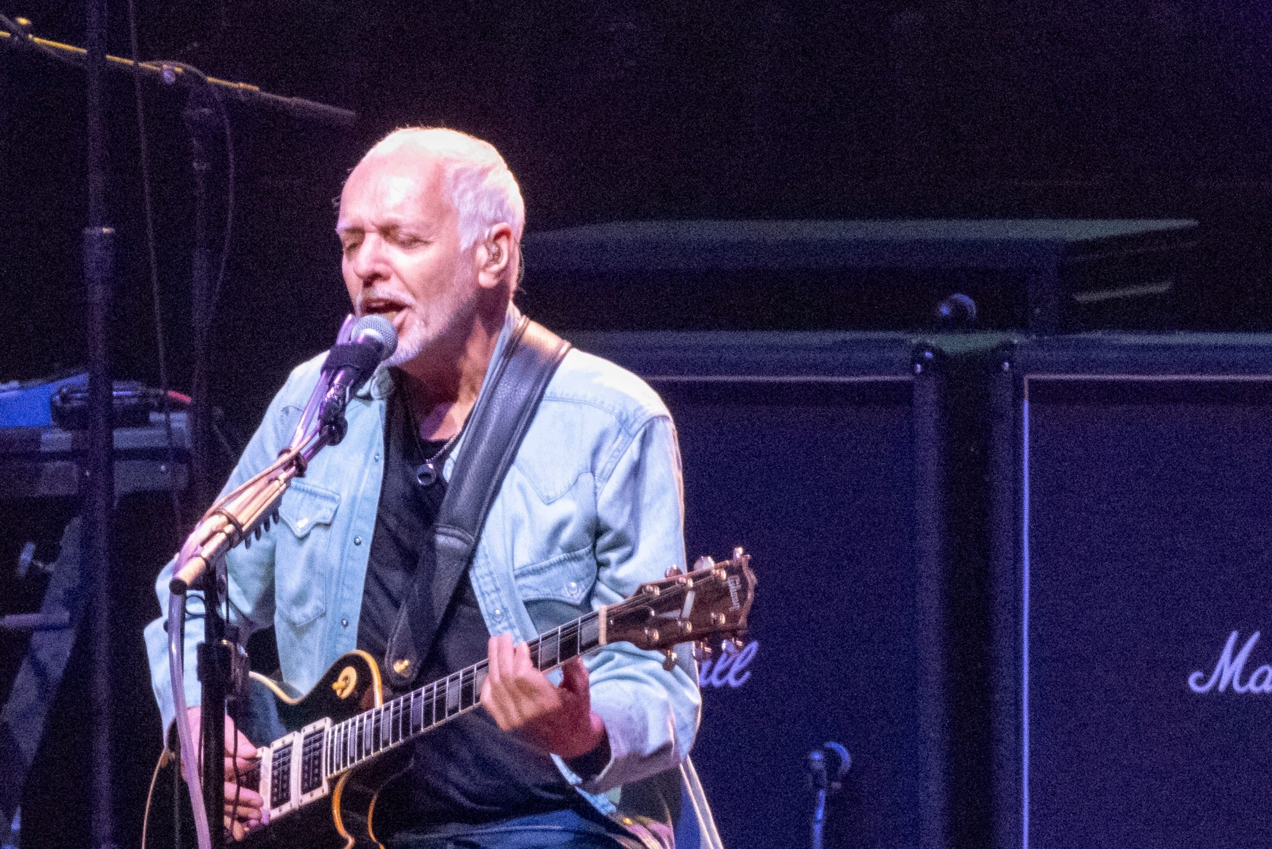 Read more about the article Peter Frampton Forgets the Words but opens up anyway