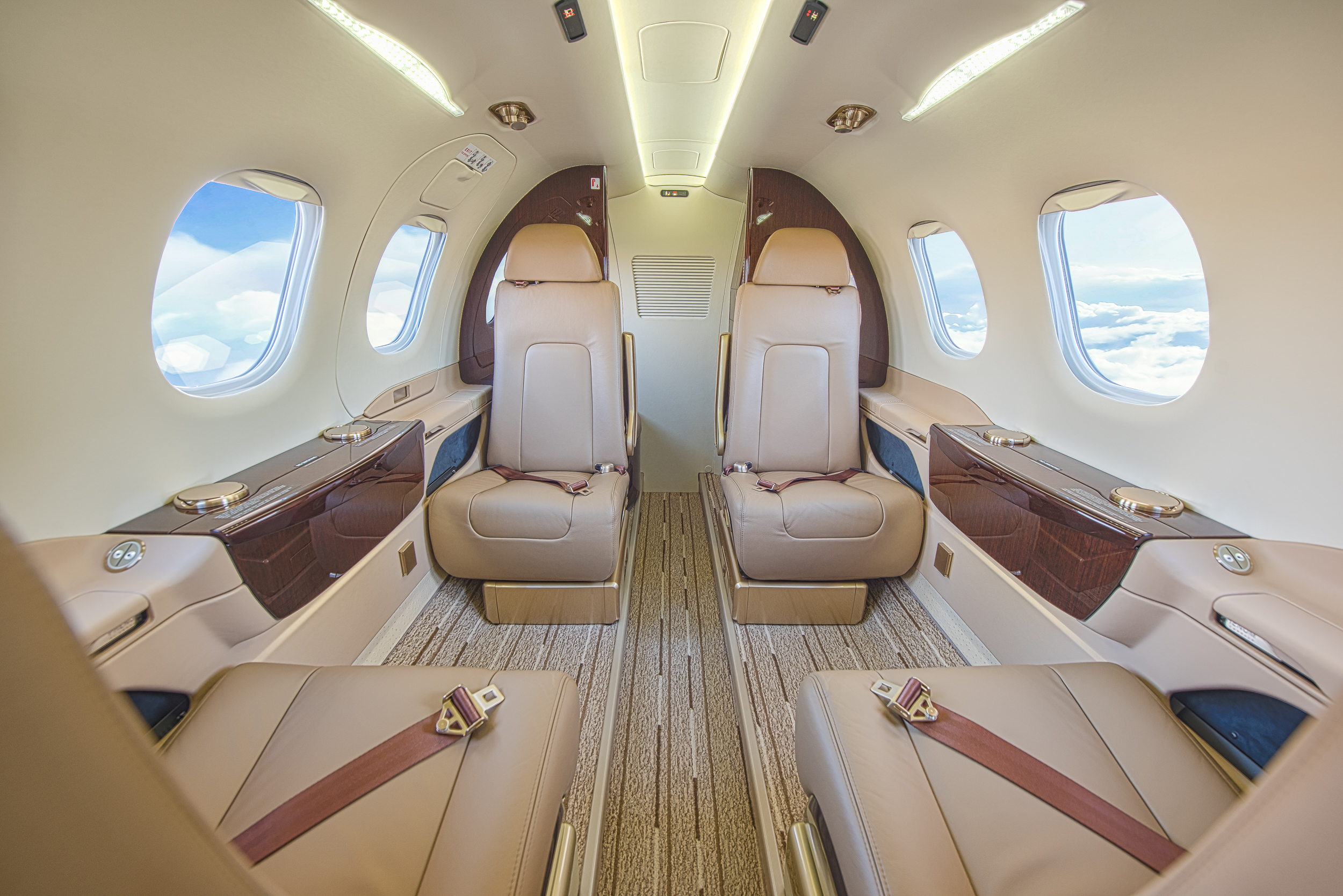 Самолет сена. Embraer Phenom 100 Jet. Embraer Phenom 100 салон. Phenom 100ev. Phenom 100 Interior.