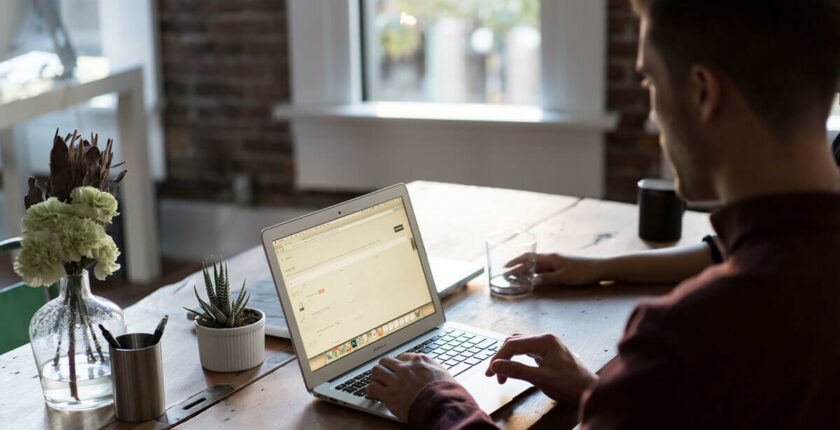 Outsourcing vs. In-House Digital Marketing: Choosing What is Best for a Small Business