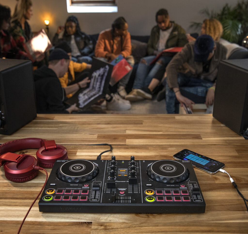 Pioneer DJ - DDJ-FLX6 hybrid controller hands-on