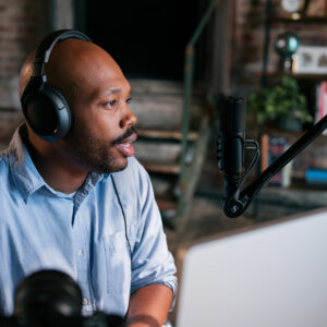 A man using the Sennheiser Prodile USB mic