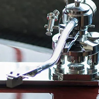 Striking Tonearm