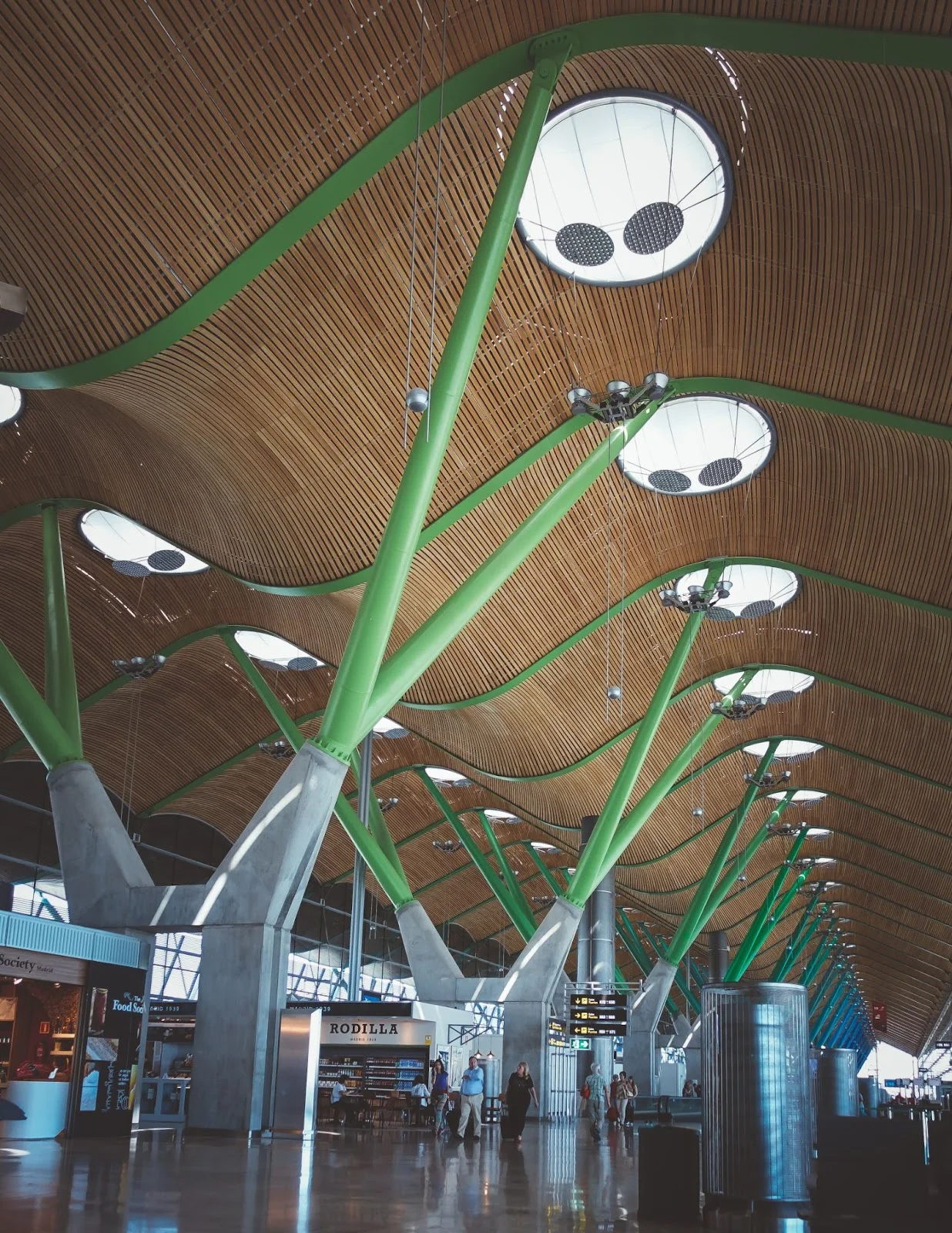 El aeropuerto Adolfo Suárez de Madrid es uno de los mejores hubs internacionales de Europa. La terminal 4 es la más moderna y fácil de transitar.