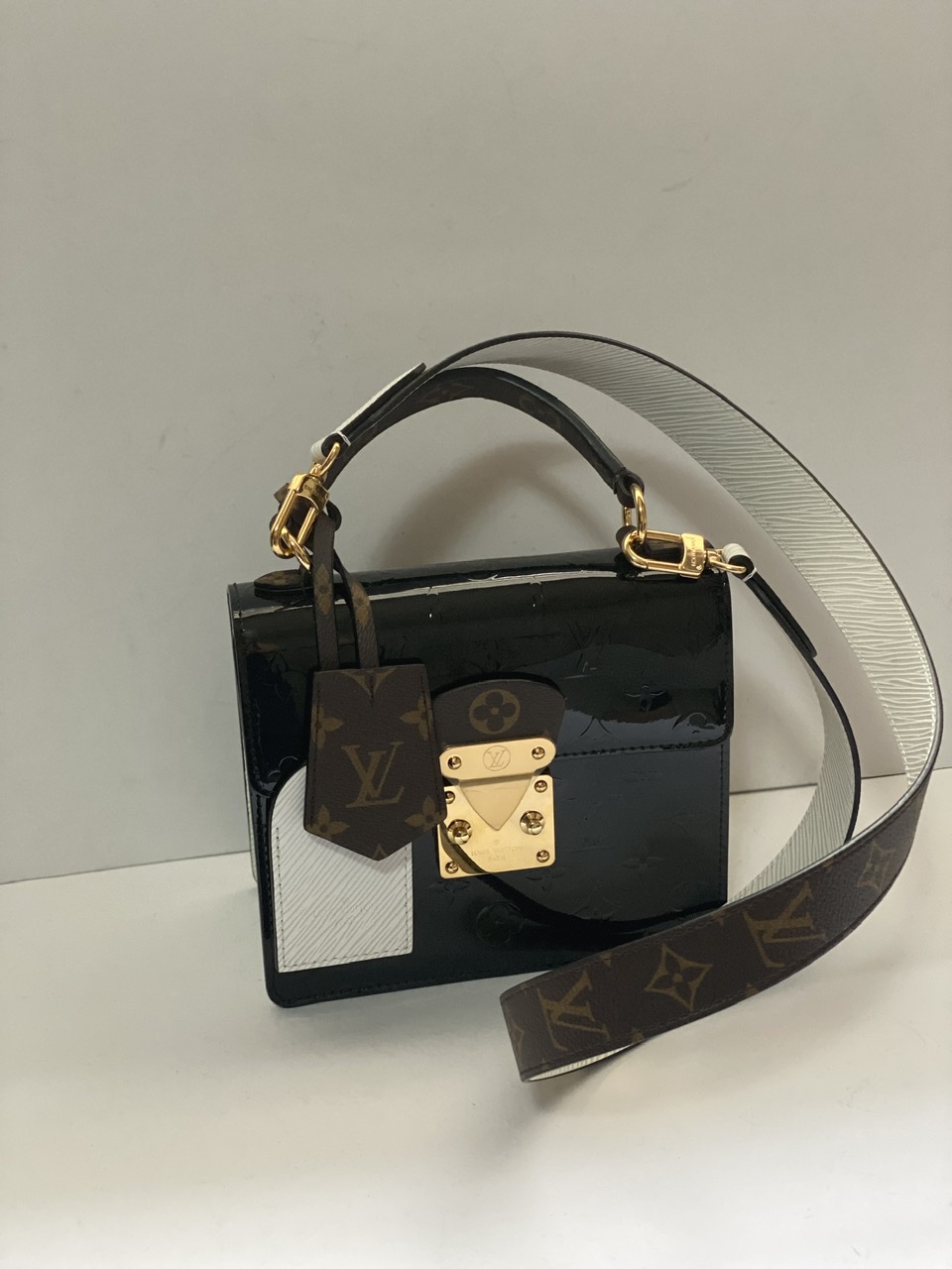 LOUIS VUITTON Vernis Epi Monogram Spring Street Bitume Metallise 1249656