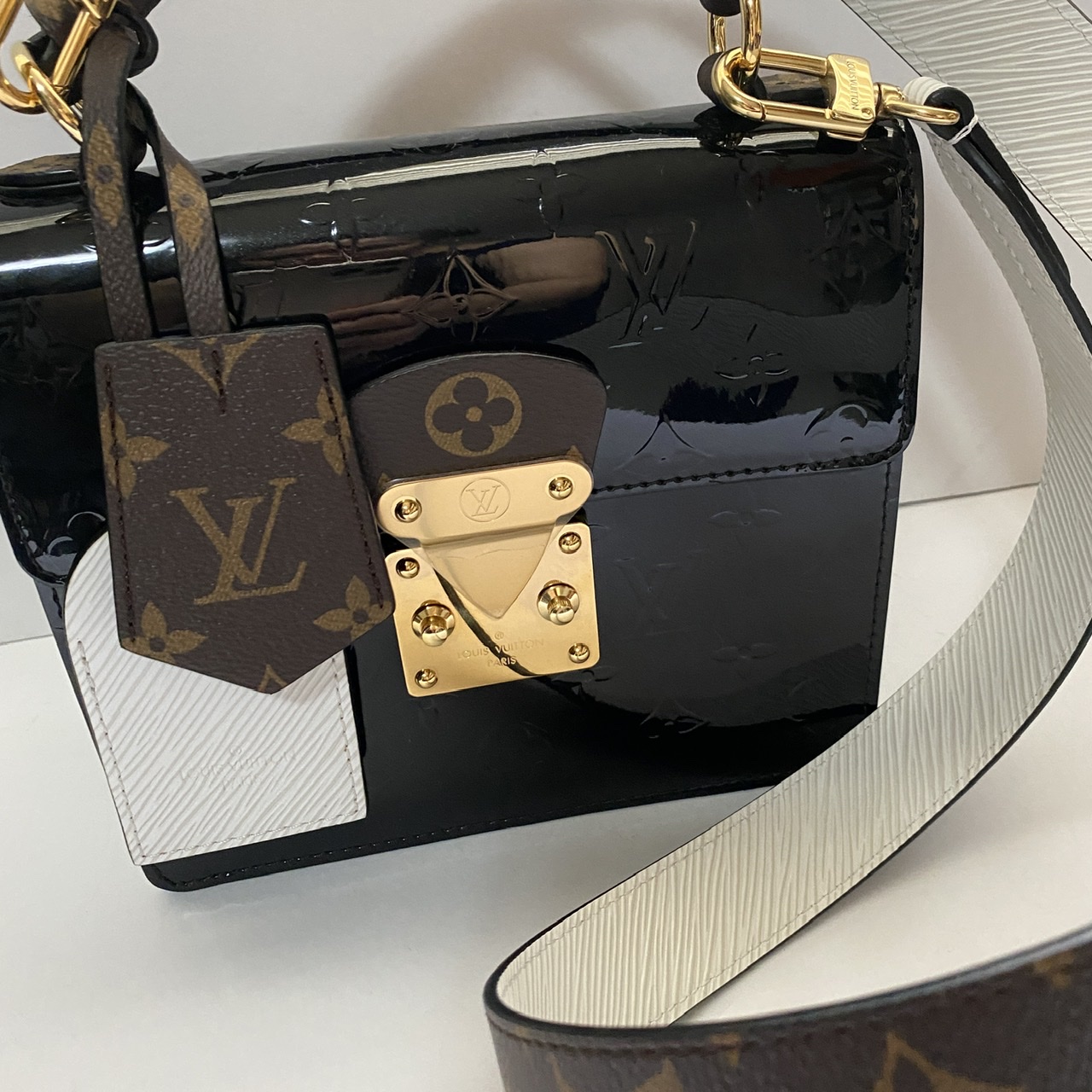 M90454 Louis Vuitton 2019 Monogram Vernis Spring Street-Cream